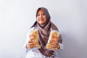 Novika dan Kerupuk Kulit WanMiQ: UMKM Bangka yang Tumbuh Berkat Dukungan PT TIMAH Tbk