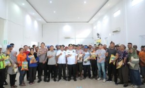HUT ke-25 Provinsi Babel, Gubernur Hidayat Arsani Bagikan 278 Paket Sembako ke Pekerja Pelabuhan Pangkalbalam