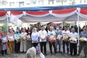 Gubernur Hidayat Arsani Rayakan HUT ke-25 Babel dengan Bagikan Sembako ke Warga Rusunawa