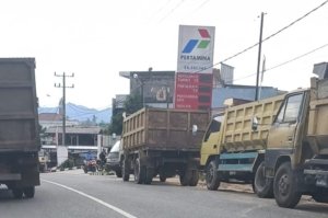 Diduga Ada Pengerit Solar, Antrean Panjang di SPBU Kampak Ganggu Aktivitas Warga Pangkalpinang