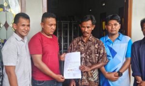 KBOBABEL.COM (Bangka) — Insiden keributan yang terjadi antara seorang pelimbang timah bernama Rohit alias Jodi (20) dengan beberapa anggota TNI di lokasi penambangan pasir timah “Kepala Burung” pada Jumat (28/11/2025) dipastikan bukan aksi pengeroyokan sebagaimana ramai diberitakan, melainkan hanya kesalahpahaman dan miskomunikasi saat proses pengamanan aktivitas tambang mitra PT Timah Tbk di blok kerja 54 milik CV Tri Mitra Resource (TMR).