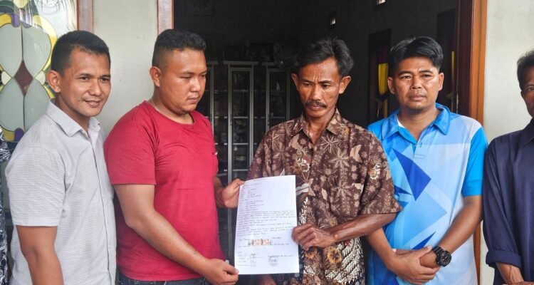 KBOBABEL.COM (Bangka) — Insiden keributan yang terjadi antara seorang pelimbang timah bernama Rohit alias Jodi (20) dengan beberapa anggota TNI di lokasi penambangan pasir timah “Kepala Burung” pada Jumat (28/11/2025) dipastikan bukan aksi pengeroyokan sebagaimana ramai diberitakan, melainkan hanya kesalahpahaman dan miskomunikasi saat proses pengamanan aktivitas tambang mitra PT Timah Tbk di blok kerja 54 milik CV Tri Mitra Resource (TMR).