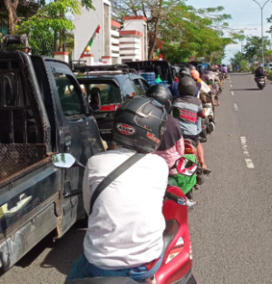 Gubernur Hidayat Arsani Gerak Cepat, Namun SPBU Sungailiat Masih Dipadati Pengendara