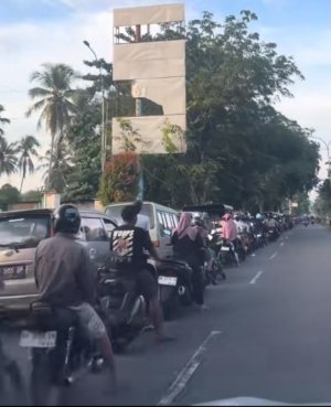 Antrean Mengular di SPBU, Pertamina Bantah Ada Masalah Pasokan: “Suplai Justru Naik 13 Persen!”
