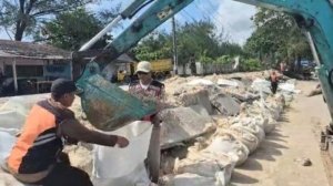 Banjir Rob Mengancam, Pemkot Pangkalpinang Pasang Tanggul Darurat di Pasir Padi