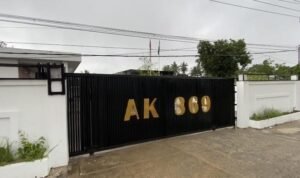 20251229-DIDUGA-DIGELEDAH-JAKSA-Rumah-kediaman-pengacara-inisial-AK-di-Desa-Merawang