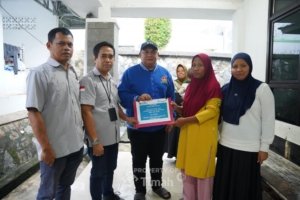 PT TIMAH Tbk Bantu Biaya Pengobatan Bahar, Anak Nelayan Korban Kecelakaan Laut di Sungailiat