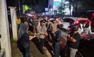Live TikTok Berujung Ricuh, Ratusan Emak-Emak Geruduk Rumdin Kasat Pol PP Pangkalpinang