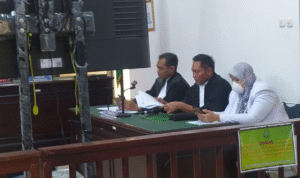 KBOBABEL.COM (Pangkalpinang) – Sidang kedua perkara nomor 295/Pid.Sus/2025/PN Pgp dengan terdakwa dr. Ratna Setia Asih, Sp.A, kembali digelar di ruang Tirta Pengadilan Negeri Pangkalpinang, dengan majelis Hakim Marolop winner Pasrolan Bakara, SH, MH (Ketua), dengan hakim anggota Rizal Firmansyah, SH, MH, dan  Wiwien Pratiwi Sutrisno, SH, MH. Dalam agenda pembacaan eksepsi, tim kuasa hukum dari Firma Hukum Hangga Of & Partners yang dipimpin Hangga Oktafandany, SH, didampingi dr. Agus Ariyanto, SH, MH dari tim advokasi PB IDI, memaparkan secara detail keberatan atas surat dakwaan Jaksa Penuntut Umum. Kamis (11/12/2025).