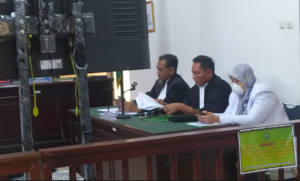 KBOBABEL.COM (Pangkalpinang) – Sidang kedua perkara nomor 295/Pid.Sus/2025/PN Pgp dengan terdakwa dr. Ratna Setia Asih, Sp.A, kembali digelar di ruang Tirta Pengadilan Negeri Pangkalpinang, dengan majelis Hakim Marolop winner Pasrolan Bakara, SH, MH (Ketua), dengan hakim anggota Rizal Firmansyah, SH, MH, dan  Wiwien Pratiwi Sutrisno, SH, MH. Dalam agenda pembacaan eksepsi, tim kuasa hukum dari Firma Hukum Hangga Of & Partners yang dipimpin Hangga Oktafandany, SH, didampingi dr. Agus Ariyanto, SH, MH dari tim advokasi PB IDI, memaparkan secara detail keberatan atas surat dakwaan Jaksa Penuntut Umum. Kamis (11/12/2025).