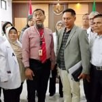 KBOBABEL.COM (Pangkalpinang) — Sidang praperadilan yang diajukan dr Ratna Setia Asih kembali menghadirkan tensi tinggi di Pengadilan Negeri Pangkalpinang, Jumat (28/11/2025). Usai persidangan, Pengurus Besar Ikatan Dokter Indonesia (PB IDI) melalui dr Agus Ariyanto, SH, MH, menyampaikan pernyataan lantang bahwa perkara yang menjerat sejawat mereka merupakan bentuk kriminalisasi yang dipaksakan dan berpotensi menjadi preseden buruk bagi profesi kedokteran di Indonesia. Senin (1/12/2025).
