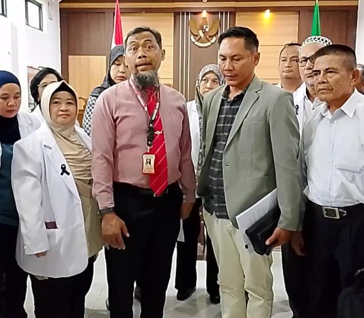KBOBABEL.COM (Pangkalpinang) — Sidang praperadilan yang diajukan dr Ratna Setia Asih kembali menghadirkan tensi tinggi di Pengadilan Negeri Pangkalpinang, Jumat (28/11/2025). Usai persidangan, Pengurus Besar Ikatan Dokter Indonesia (PB IDI) melalui dr Agus Ariyanto, SH, MH, menyampaikan pernyataan lantang bahwa perkara yang menjerat sejawat mereka merupakan bentuk kriminalisasi yang dipaksakan dan berpotensi menjadi preseden buruk bagi profesi kedokteran di Indonesia. Senin (1/12/2025).