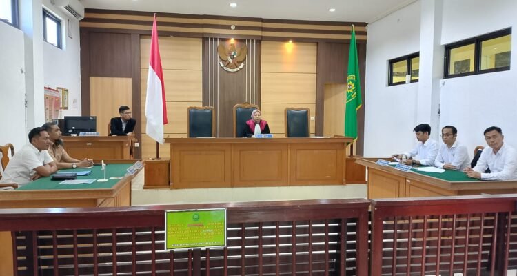 KBOBABEL.COM (Pangkalpinang) — Sidang praperadilan yang diajukan dr Ratna Setia Asih kembali berlangsung dinamis pada Senin (1/12/2025) di Pengadilan Negeri Pangkalpinang. Agenda persidangan kali ini menghadirkan jawaban dari pihak tergugat, Polda Kepulauan Bangka Belitung, sekaligus memunculkan keberatan tajam dari pihak pemohon terkait efektivitas waktu sidang. Selasa (2/12/2025).