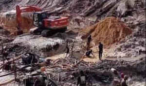 KBOBABEL.COM (BANGKA) — Polemik aktivitas penambangan biji timah di kawasan Kepala Burung, Desa Bukit Layang, Kecamatan Bakam, Kabupaten Bangka, kembali mengemuka. Isu dugaan keterlibatan seorang oknum aparat berinisial *RZ* dalam pengamanan pasir timah puluhan kilogram yang sempat diamankan sebelumnya, kini mendapat klarifikasi langsung dari pihak penambang. Minggu (21/12/2025)