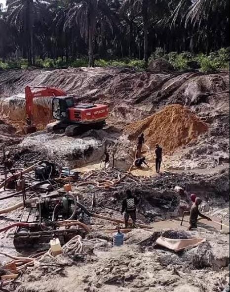 KBOBABEL.COM (BANGKA) — Polemik aktivitas penambangan biji timah di kawasan Kepala Burung, Desa Bukit Layang, Kecamatan Bakam, Kabupaten Bangka, kembali mengemuka. Isu dugaan keterlibatan seorang oknum aparat berinisial *RZ* dalam pengamanan pasir timah puluhan kilogram yang sempat diamankan sebelumnya, kini mendapat klarifikasi langsung dari pihak penambang. Minggu (21/12/2025)
