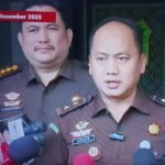 KBOBABEL.COM (JAKARTA) — Langkah Kejaksaan Agung Republik Indonesia (Kejagung RI) menetapkan Kepala Kejaksaan Negeri (Kajari) Bangka Tengah, Provinsi Kepulauan Bangka Belitung (Babel), Padeli, sebagai tersangka tindak pidana korupsi (Tipikor), menjadi sinyal tegas bahwa institusi Adhyaksa tidak memberi ruang bagi praktik “jaksa nakal”. Senin (22/12/2025).