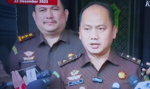 KBOBABEL.COM (JAKARTA) — Langkah Kejaksaan Agung Republik Indonesia (Kejagung RI) menetapkan Kepala Kejaksaan Negeri (Kajari) Bangka Tengah, Provinsi Kepulauan Bangka Belitung (Babel), Padeli, sebagai tersangka tindak pidana korupsi (Tipikor), menjadi sinyal tegas bahwa institusi Adhyaksa tidak memberi ruang bagi praktik “jaksa nakal”. Senin (22/12/2025).