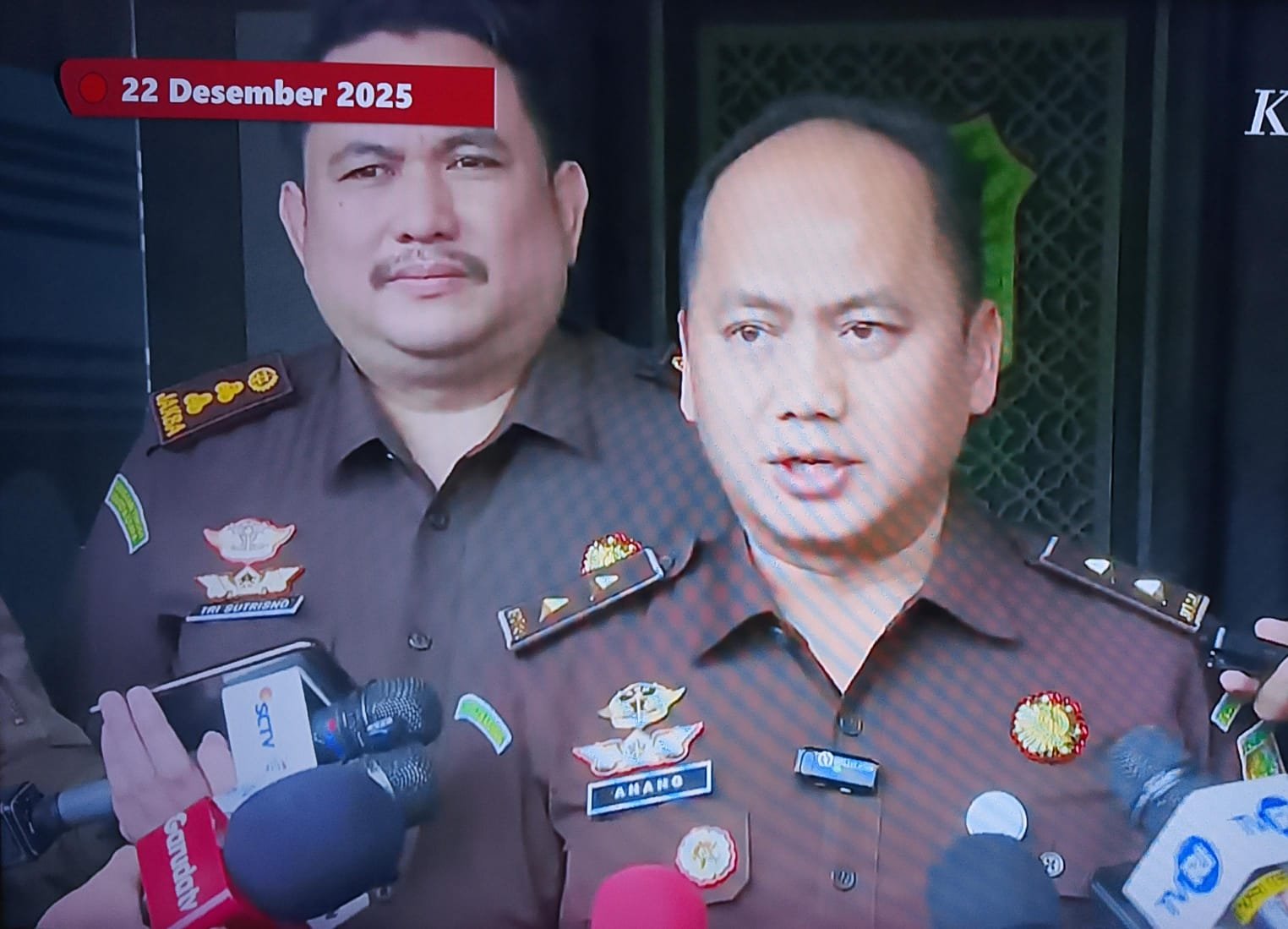 KBOBABEL.COM (JAKARTA) — Langkah Kejaksaan Agung Republik Indonesia (Kejagung RI) menetapkan Kepala Kejaksaan Negeri (Kajari) Bangka Tengah, Provinsi Kepulauan Bangka Belitung (Babel), Padeli, sebagai tersangka tindak pidana korupsi (Tipikor), menjadi sinyal tegas bahwa institusi Adhyaksa tidak memberi ruang bagi praktik “jaksa nakal”. Senin (22/12/2025).