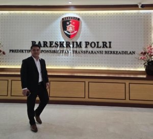 KBOBABEL.COM (JAKARTA) — Seorang warga bernama Budi kembali menuntut keadilan atas kasus dugaan penganiayaan yang dialaminya pada September 2018 silam. Perkara yang sempat ditangani *Polda Metro Jaya* itu diketahui berhenti di tengah jalan dan tak kunjung menemui kepastian hukum hingga hampir tujuh tahun berlalu. Rabu (24/12/2025).