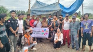 BPA Unimal memberikan sembako kepada warga perumahan Nelayan rintangan menaiki raket 