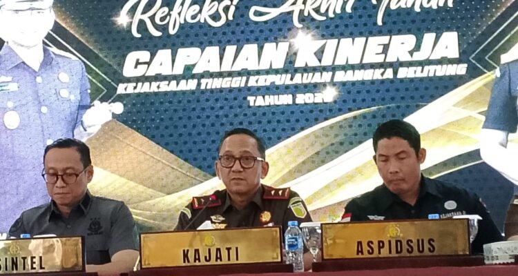 KBOBABEL.COM (Pangkalpinang) — Kejaksaan Tinggi Kepulauan Bangka Belitung (Kejati Babel) menutup Tahun 2025 dengan memaparkan capaian kinerja lintas bidang dalam kegiatan Refleksi Akhir Tahun yang digelar di Aula Wicaksana, Selasa (30/12/2025) sore. 