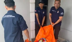 Proses-evakuasi-mayat-penjaga-Kostel