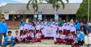 Mahasiswa Teknik Pertambangan Unbabel Gelar Program “Satu Kotak Ribuan Harapan” di SDN 14 Merawang
