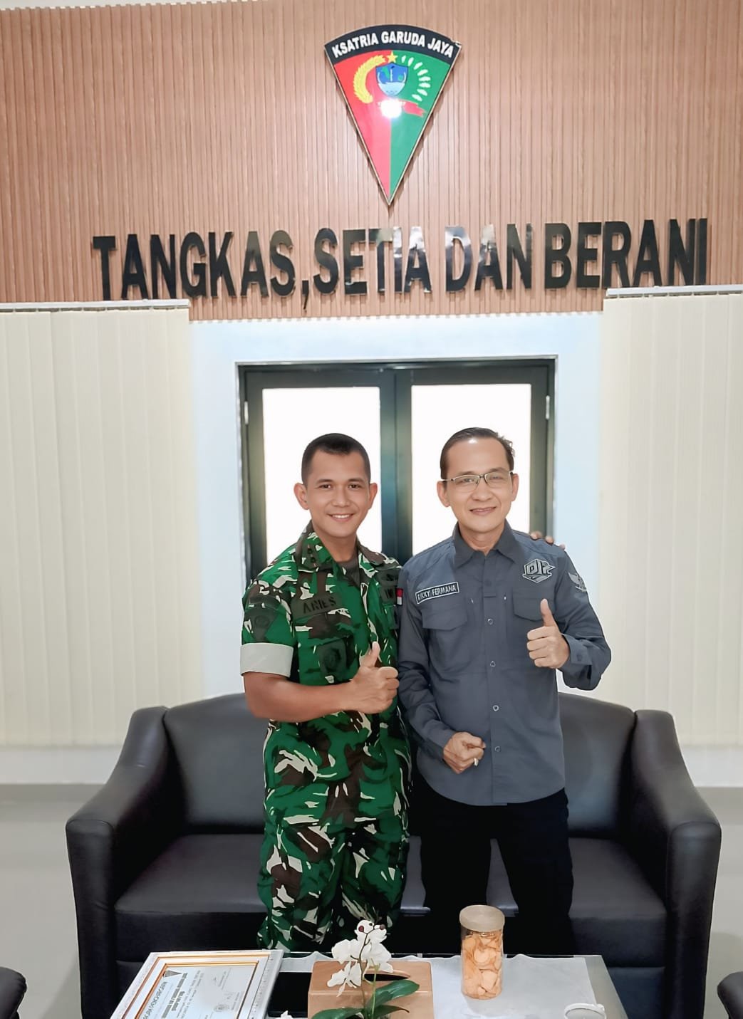 KBOBABEL.COM (PANGKALPINANG) — Pewarta Jejaring Media KBO Babel bersama Organisasi Pers Pro Jurnalismedia Siber (PJS) Bangka Belitung menyampaikan ucapan selamat dan sukses atas penempatan tugas baru kepada Letkol Inf Aries Ika Satria, S.Hub.Int., M.H.I., yang resmi pindah tugas ke Provinsi Jawa Tengah sebagai Komandan Distrik Militer (Dandim) 0702/Purbalingga. Minggu (11/1/2026).