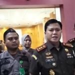 KBOBABEL.COM (BANGKA SELATAN) — Kejaksaan Negeri Bangka Selatan kembali menetapkan satu orang tersangka dalam perkara dugaan tindak pidana korupsi penerbitan legalitas lahan negara yang melibatkan penyelenggara negara dan jaringan mafia tanah di Kecamatan Lepar Pongok, Kabupaten Bangka Selatan, periode 2017 hingga 2024. Rabu (14/1/2026).