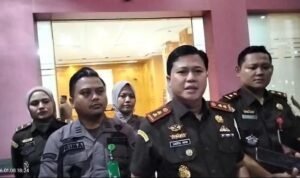 KBOBABEL.COM (BANGKA SELATAN) — Kejaksaan Negeri Bangka Selatan kembali menetapkan satu orang tersangka dalam perkara dugaan tindak pidana korupsi penerbitan legalitas lahan negara yang melibatkan penyelenggara negara dan jaringan mafia tanah di Kecamatan Lepar Pongok, Kabupaten Bangka Selatan, periode 2017 hingga 2024. Rabu (14/1/2026).