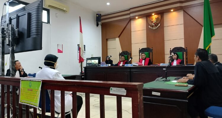 KBOBABEL.COM (PANGKALPINANG) — Sidang lanjutan perkara dugaan kelalaian medis yang menjerat Dokter Ratna kembali mengungkap fakta krusial yang memantik pertanyaan serius soal transparansi layanan kesehatan dan konstruksi hukum perkara medis. Jum'at (16/1/2026)