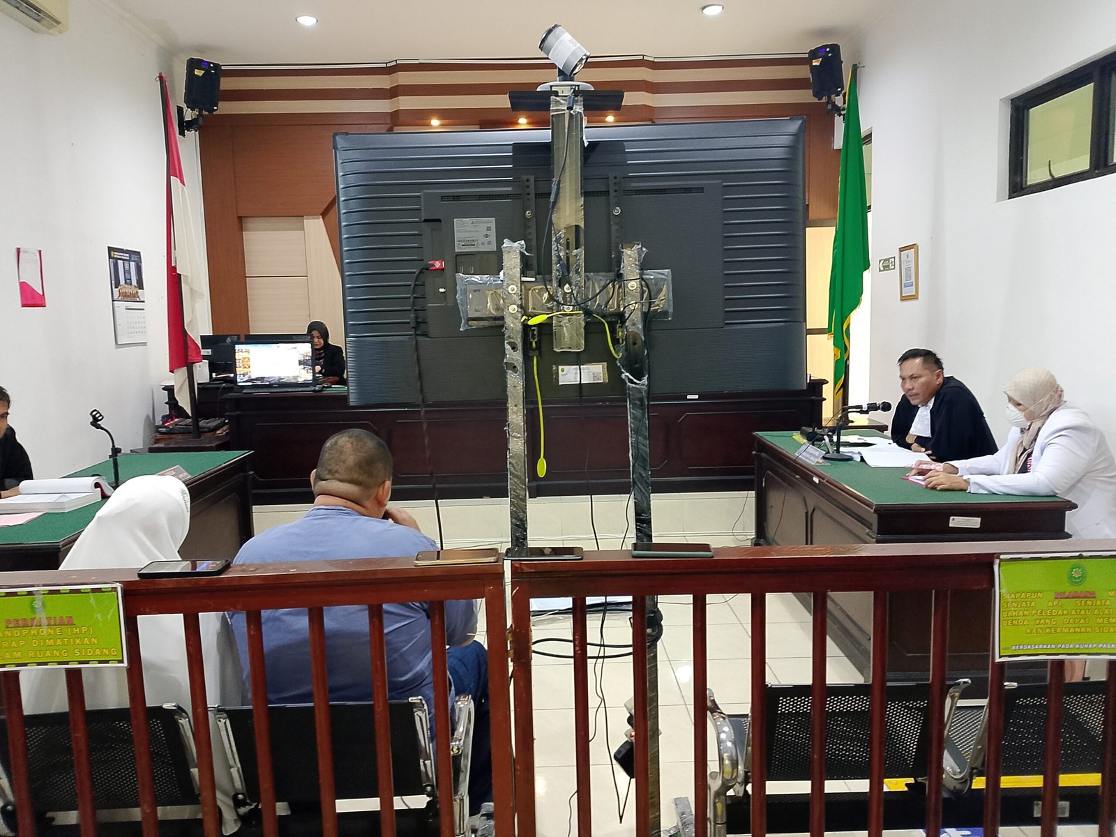 KBOBABEL.COM  (Pangkalpinang)  — Dugaan pencatutan nama institusi kejaksaan mencuat dalam persidangan kasus dugaan malpraktik yang menjerat dokter spesialis anak RSUD Depati Hamzah, Kota Pangkalpinang. Direktur RSUD Depati Hamzah, Della Rianadita, disebut menyarankan keluarga korban meminta penjelasan kepada pihak kejaksaan terkait kematian pasien anak berusia 10 tahun, Aldo Ramdani. Jum'at (16/1/2026)