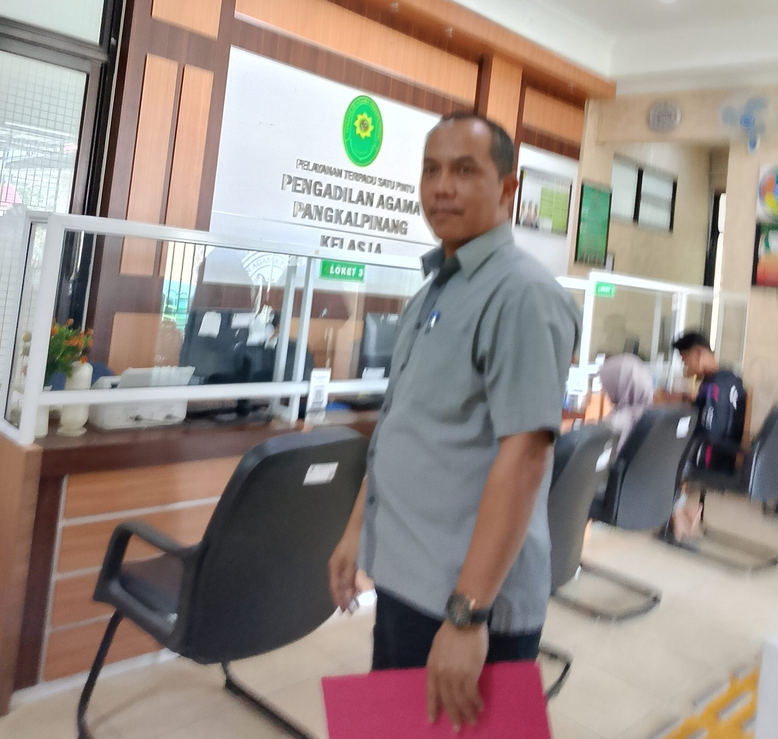 KBOBABEL.COM (Pangkalpinang) – Persoalan hukum serius menyeruak di Pengadilan Agama Kelas IA Pangkalpinang. Yuliana, warga Selindung Baru, Pangkalpinang, didampingi kuasa hukumnya Nora Zema, S.H. dari Kantor Hukum Nora Zema, S.H. dan Rekan, mendatangi Pengadilan Agama Kelas IA Pangkalpinang untuk mempertanyakan keberadaan sertifikat rumah hunian atas namanya yang diduga diambil secara sepihak tanpa sepengetahuannya. Kedatangan tersebut berlangsung pada Senin (26/1/2026).