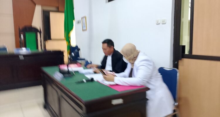 KBOBABEL.COM (PANGKALPINANG) — Sidang lanjutan perkara dugaan kelalaian tenaga medis yang mengakibatkan meninggalnya pasien anak berinisial AR (10) kembali digelar di Pengadilan Negeri Pangkalpinang, Rabu (29/1/2026). Persidangan yang berlangsung sejak pukul 09.56 WIB hingga mendekati siang itu menguak fakta krusial: pasien AR ditangani oleh dua Dokter Penanggung Jawab Pelayanan (DPJP) dengan tanggung jawab yang sama, tanpa klasifikasi utama atau pendamping. Sabtu (31/1/2026).