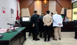 KBOBABEL.COM (PANGKALPINANG) — Sidang lanjutan perkara dugaan kelalaian tenaga medis yang mengakibatkan meninggalnya pasien anak berinisial AR (10) kembali digelar di Pengadilan Negeri Pangkalpinang, Rabu (29/1/2026). Persidangan yang berlangsung sejak pukul 09.56 WIB hingga mendekati siang itu menguak fakta krusial: pasien AR ditangani oleh dua Dokter Penanggung Jawab Pelayanan (DPJP) dengan tanggung jawab yang sama, tanpa klasifikasi utama atau pendamping. Sabtu (31/1/2026).