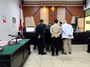 KBOBABEL.COM (PANGKALPINANG) — Sidang lanjutan perkara dugaan kelalaian tenaga medis yang mengakibatkan meninggalnya pasien anak berinisial AR (10) kembali digelar di Pengadilan Negeri Pangkalpinang, Rabu (29/1/2026). Persidangan yang berlangsung sejak pukul 09.56 WIB hingga mendekati siang itu menguak fakta krusial: pasien AR ditangani oleh dua Dokter Penanggung Jawab Pelayanan (DPJP) dengan tanggung jawab yang sama, tanpa klasifikasi utama atau pendamping. Sabtu (31/1/2026).