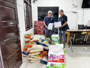 Di Tengah Jalan Lumpuh dan Air Setinggi Dada, ThorCon Salurkan Bantuan untuk Warga Lubuk Besar