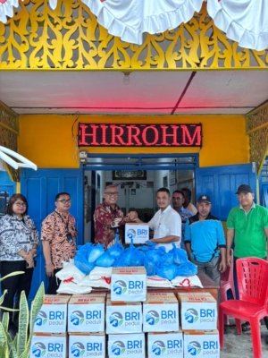 BRI Kantor Cabang Perdagangan Salurkan Bantuan Bencana Alam untuk Warga Desa Gambus Laut dan Desa Perupuk
