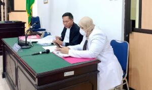 KBOBABEL.COM (Pangkalpinang) — Upaya menjebloskan dr. Ratna Setia Asih sebagai terpidana perlahan mulai terkuak di persidangan. Dugaan pemalsuan rekam medis pasien bernama Aldo justru berbalik menjadi sorotan serius terhadap pihak-pihak tertentu yang diduga bermain di balik layar. Senin (2/2/2026).