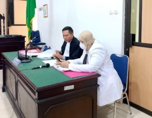 KBOBABEL.COM (Pangkalpinang) — Upaya menjebloskan dr. Ratna Setia Asih sebagai terpidana perlahan mulai terkuak di persidangan. Dugaan pemalsuan rekam medis pasien bernama Aldo justru berbalik menjadi sorotan serius terhadap pihak-pihak tertentu yang diduga bermain di balik layar. Senin (2/2/2026).