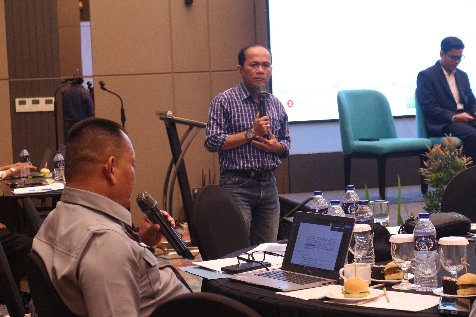 KBOBABEL.COM (PANGKALPINANG) — Di tengah riuh perdebatan publik mengenai rencana Pembangkit Listrik Tenaga Nuklir (PLTN) di Bangka Belitung, sebuah diskusi publik justru mengambil posisi yang tidak populer: berhenti sejenak dari sikap pro maupun kontra. Forum bertajuk “Memahami Rencana PLTN di Bangka Belitung: Diskusi Data dan Fakta” yang digelar di Aston Emidary Bangka Hotel dan Conference Center, Sabtu (7/2/2026), menegaskan satu hal penting: publik belum berada pada fase mengambil kesimpulan. Senin (9/2/2026)