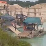 KBOBABEL.COM (PANGKALPINANG) – Di tengah klaim keberhasilan penegakan hukum oleh Satgas Tricakti yang belakangan gencar menindak peredaran timah basa dan balok, ironi justru mencuat dari kawasan hutan lindung di Desa Nadi, Kabupaten Bangka Tengah. Jumat (13/2/2026). Aktivitas tambang ilegal di wilayah tersebut dilaporkan tetap berjalan tanpa hambatan, seakan hukum tak lagi memiliki daya cegah. Deru mesin ponton tambang inkonvensional (TI) terdengar siang dan malam. Lubang-lubang besar menganga membelah kawasan hutan lindung yang seharusnya menjadi benteng terakhir keanekaragaman hayati dan penyangga kehidupan masyarakat sekitar. Kerusakan ekologis kian nyata, sementara penindakan tak kunjung terlihat. Sejumlah sumber di lapangan menyebut aktivitas pertambangan ilegal itu berlangsung secara terorganisir dan sistematis. Bukan sekadar kerja sporadis masyarakat, melainkan diduga melibatkan jaringan yang lebih besar. Bahkan, mencuat dugaan keterlibatan dua oknum aparat dari kesatuan Denpom Pangkalpinang berinisial RMD dan NYMN yang disebut-sebut membekingi aktivitas tersebut. “Ponton bekerja tanpa rasa takut. Seolah-olah ada yang menjamin keamanan mereka. Kalau rakyat kecil yang kerja, cepat sekali aparat turun. Tapi ini berbeda,” ujar seorang warga Desa Nadi yang meminta identitasnya dirahasiakan. Keberanian para penambang ilegal beroperasi terang-terangan memunculkan tanda tanya besar di tengah masyarakat. Di mana peran Satgas Tricakti? Bagaimana fungsi pengawasan PKH serta Balai Gakkum KLHK Wilayah Bangka Belitung dijalankan? Publik menilai, jika benar terjadi pembiaran, maka itu bukan sekadar kelalaian, melainkan indikasi lemahnya sistem pengawasan dan penegakan hukum. Keheningan aparat justru mempertebal kecurigaan bahwa ada sesuatu yang tak beres. Padahal, kawasan hutan lindung memiliki fungsi vital sebagai penyangga tata air dan pencegah bencana. Hutan yang gundul bukan hanya menyisakan lanskap rusak, tetapi juga membuka pintu bagi ancaman longsor, banjir bandang, hingga krisis air bersih. Jika eksploitasi terus dibiarkan, masyarakat sekitar yang pertama akan menanggung dampaknya. Tak berhenti pada isu pembiaran, warga juga mempertanyakan alur distribusi hasil tambang ilegal tersebut. Ke mana timah itu dijual? Siapa yang membeli? Apakah ada pihak tertentu yang menyerap hasil tambang dari luar wilayah izin usaha pertambangan (IUP)? “Kalau memang timah itu keluar dari kawasan hutan lindung, pasti ada penadahnya. Tidak mungkin barang sebanyak itu hilang begitu saja,” ujar seorang tokoh masyarakat setempat. Jika benar ada perusahaan atau pihak tertentu yang menerima timah dari luar IUP, maka persoalan ini berpotensi menjadi pelanggaran serius terhadap regulasi pertambangan dan kehutanan yang berlaku. Pengawasan terhadap rantai distribusi timah pun menjadi sorotan. Masyarakat Desa Nadi mendesak agar Satgas Tricakti, PKH, dan Balai Gakkum KLHK Wilayah Bangka Belitung segera mengambil langkah tegas dan transparan. Penindakan, menurut mereka, tidak boleh berhenti pada pekerja lapangan. Aktor intelektual, makelar, hingga oknum aparat yang diduga terlibat harus diproses sesuai hukum. “Kalau benar ada oknum aparat terlibat, harus dibuka secara terang. Jangan sampai hukum tajam ke bawah, tumpul ke atas,” tegas warga lainnya. Hingga berita ini dipublikasikan, jejaring media KBO Babel masih berupaya melakukan konfirmasi kepada Komandan Denpom Pangkalpinang Letkol CPM Rivan terkait dugaan keterlibatan oknum anggotanya dalam aktivitas tambang ilegal di kawasan hutan lindung Desa Nadi. Publik kini menunggu langkah konkret aparat penegak hukum. Apakah penindakan akan dilakukan secara menyeluruh dan tanpa pandang bulu, atau justru kawasan hutan lindung Desa Nadi akan menjadi simbol kegagalan pengawasan dan penegakan hukum di Bangka Belitung? Waktu terus berjalan. Sementara kerusakan kian meluas, kepercayaan publik terhadap aparat dipertaruhkan. Setiap hari yang berlalu tanpa tindakan berarti satu langkah lebih dekat menuju kehancuran ekologis yang mungkin tak lagi bisa dipulihkan. (KBO Babel)
