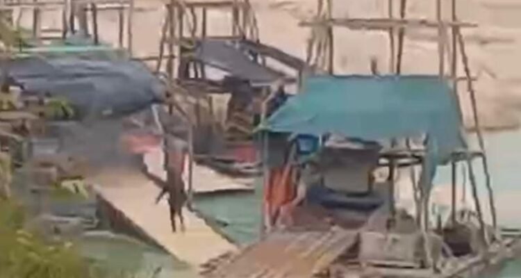 KBOBABEL.COM (PANGKALPINANG) – Di tengah klaim keberhasilan penegakan hukum oleh Satgas Tricakti yang belakangan gencar menindak peredaran timah basa dan balok, ironi justru mencuat dari kawasan hutan lindung di Desa Nadi, Kabupaten Bangka Tengah. Jumat (13/2/2026). Aktivitas tambang ilegal di wilayah tersebut dilaporkan tetap berjalan tanpa hambatan, seakan hukum tak lagi memiliki daya cegah. Deru mesin ponton tambang inkonvensional (TI) terdengar siang dan malam. Lubang-lubang besar menganga membelah kawasan hutan lindung yang seharusnya menjadi benteng terakhir keanekaragaman hayati dan penyangga kehidupan masyarakat sekitar. Kerusakan ekologis kian nyata, sementara penindakan tak kunjung terlihat. Sejumlah sumber di lapangan menyebut aktivitas pertambangan ilegal itu berlangsung secara terorganisir dan sistematis. Bukan sekadar kerja sporadis masyarakat, melainkan diduga melibatkan jaringan yang lebih besar. Bahkan, mencuat dugaan keterlibatan dua oknum aparat dari kesatuan Denpom Pangkalpinang berinisial RMD dan NYMN yang disebut-sebut membekingi aktivitas tersebut. “Ponton bekerja tanpa rasa takut. Seolah-olah ada yang menjamin keamanan mereka. Kalau rakyat kecil yang kerja, cepat sekali aparat turun. Tapi ini berbeda,” ujar seorang warga Desa Nadi yang meminta identitasnya dirahasiakan. Keberanian para penambang ilegal beroperasi terang-terangan memunculkan tanda tanya besar di tengah masyarakat. Di mana peran Satgas Tricakti? Bagaimana fungsi pengawasan PKH serta Balai Gakkum KLHK Wilayah Bangka Belitung dijalankan? Publik menilai, jika benar terjadi pembiaran, maka itu bukan sekadar kelalaian, melainkan indikasi lemahnya sistem pengawasan dan penegakan hukum. Keheningan aparat justru mempertebal kecurigaan bahwa ada sesuatu yang tak beres. Padahal, kawasan hutan lindung memiliki fungsi vital sebagai penyangga tata air dan pencegah bencana. Hutan yang gundul bukan hanya menyisakan lanskap rusak, tetapi juga membuka pintu bagi ancaman longsor, banjir bandang, hingga krisis air bersih. Jika eksploitasi terus dibiarkan, masyarakat sekitar yang pertama akan menanggung dampaknya. Tak berhenti pada isu pembiaran, warga juga mempertanyakan alur distribusi hasil tambang ilegal tersebut. Ke mana timah itu dijual? Siapa yang membeli? Apakah ada pihak tertentu yang menyerap hasil tambang dari luar wilayah izin usaha pertambangan (IUP)? “Kalau memang timah itu keluar dari kawasan hutan lindung, pasti ada penadahnya. Tidak mungkin barang sebanyak itu hilang begitu saja,” ujar seorang tokoh masyarakat setempat. Jika benar ada perusahaan atau pihak tertentu yang menerima timah dari luar IUP, maka persoalan ini berpotensi menjadi pelanggaran serius terhadap regulasi pertambangan dan kehutanan yang berlaku. Pengawasan terhadap rantai distribusi timah pun menjadi sorotan. Masyarakat Desa Nadi mendesak agar Satgas Tricakti, PKH, dan Balai Gakkum KLHK Wilayah Bangka Belitung segera mengambil langkah tegas dan transparan. Penindakan, menurut mereka, tidak boleh berhenti pada pekerja lapangan. Aktor intelektual, makelar, hingga oknum aparat yang diduga terlibat harus diproses sesuai hukum. “Kalau benar ada oknum aparat terlibat, harus dibuka secara terang. Jangan sampai hukum tajam ke bawah, tumpul ke atas,” tegas warga lainnya. Hingga berita ini dipublikasikan, jejaring media KBO Babel masih berupaya melakukan konfirmasi kepada Komandan Denpom Pangkalpinang Letkol CPM Rivan terkait dugaan keterlibatan oknum anggotanya dalam aktivitas tambang ilegal di kawasan hutan lindung Desa Nadi. Publik kini menunggu langkah konkret aparat penegak hukum. Apakah penindakan akan dilakukan secara menyeluruh dan tanpa pandang bulu, atau justru kawasan hutan lindung Desa Nadi akan menjadi simbol kegagalan pengawasan dan penegakan hukum di Bangka Belitung? Waktu terus berjalan. Sementara kerusakan kian meluas, kepercayaan publik terhadap aparat dipertaruhkan. Setiap hari yang berlalu tanpa tindakan berarti satu langkah lebih dekat menuju kehancuran ekologis yang mungkin tak lagi bisa dipulihkan. (KBO Babel)