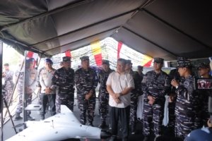 Tinjau Latihan Pertahanan Laut, Gubernur dan KASAL Salurkan 250 Paket Sembako ke Warga Pesisir