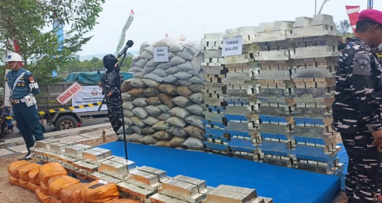 KBOBABEL.COM (BELINYU/BANGKA) – Dentuman meriam dan raungan mesin kapal perang memecah perairan Provinsi Kepulauan Bangka Belitung, Minggu (15/2). Tentara Nasional Indonesia Angkatan Laut (TNI AL) menggelar Latihan Anti Akses dan Anti Amfibi berskala besar yang disaksikan langsung Kepala Staf Angkatan Laut (Kasal) Muhammad Ali bersama Gubernur Babel Hidayat Arsani. Minggu (5/2/2026)