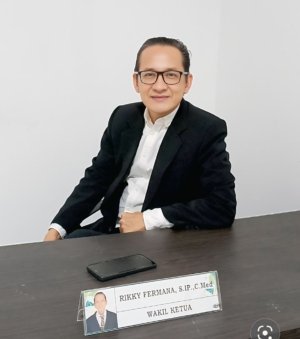 KBOBABEL.COM (Pangkalpinang) - Pengakuan HJ alias Sigit tentang hubungannya dengan dr Della Rianadita bukan sekadar kisah personal yang terseret arus sensasi. Ia telah menjelma menjadi ujian serius bagi integritas birokrasi di Kota Pangkalpinang. Ketika nama mantan Direktur RSUD Depati Hamzah terseret dalam pusaran isu moral, pernikahan kontroversial, hingga beredarnya konten vulgar, maka persoalannya tak lagi berhenti pada ranah privat. Ia memasuki wilayah etika jabatan dan akuntabilitas publik.