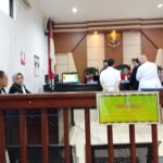 KBOBABEL.COM (PANGKALPINANG) – Persidangan lanjutan perkara dr Ratna Setia Asih Sp.A di ruang Tirta Pengadilan Negeri Pangkalpinang, Kamis (12/2/2026), diwarnai keterangan yang berubah dari saksi dr. Kuncoro Bayu Aji, Sp.JP. Pernyataannya mengenai posisi Dokter Penanggung Jawab Pelayanan (DPJP) memantik tanda tanya majelis hakim maupun pengunjung sidang. Jumat (13/2/2026).
