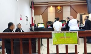 KBOBABEL.COM (PANGKALPINANG) – Persidangan lanjutan perkara dr Ratna Setia Asih Sp.A di ruang Tirta Pengadilan Negeri Pangkalpinang, Kamis (12/2/2026), diwarnai keterangan yang berubah dari saksi dr. Kuncoro Bayu Aji, Sp.JP. Pernyataannya mengenai posisi Dokter Penanggung Jawab Pelayanan (DPJP) memantik tanda tanya majelis hakim maupun pengunjung sidang. Jumat (13/2/2026).