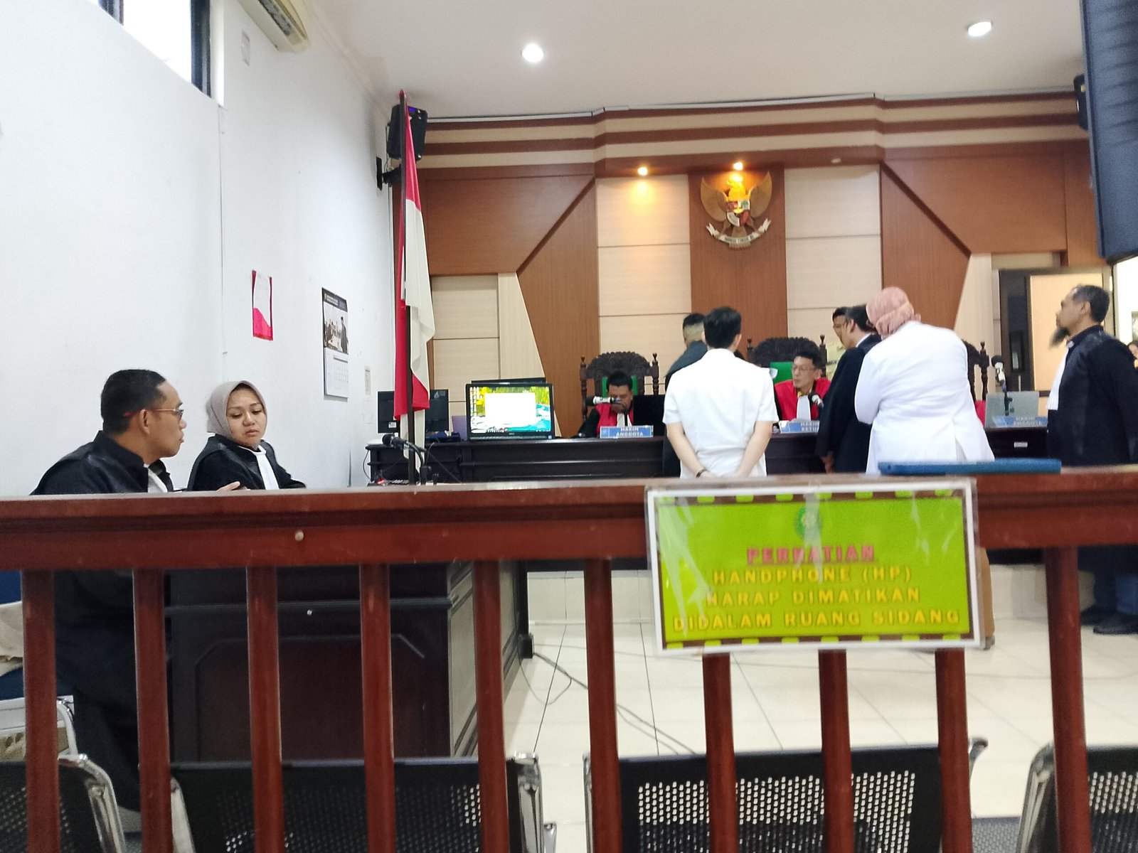 KBOBABEL.COM (PANGKALPINANG) – Persidangan lanjutan perkara dr Ratna Setia Asih Sp.A di ruang Tirta Pengadilan Negeri Pangkalpinang, Kamis (12/2/2026), diwarnai keterangan yang berubah dari saksi dr. Kuncoro Bayu Aji, Sp.JP. Pernyataannya mengenai posisi Dokter Penanggung Jawab Pelayanan (DPJP) memantik tanda tanya majelis hakim maupun pengunjung sidang. Jumat (13/2/2026).