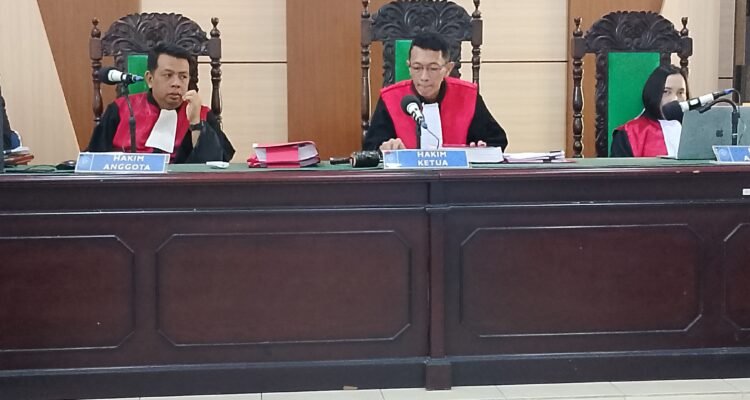 KBOBABEL.COM (Pangkalpinang) – Persidangan lanjutan perkara dr Ratna di Ruang Tirta *Pengadilan Negeri Pangkalpinang* berlangsung tegang. Salah satu saksi kunci, dr Jelly dari Klinik Mitra Sehat, memberikan keterangan yang memantik tanda tanya sekaligus perdebatan di ruang sidang.Kamis (26/2/2026)